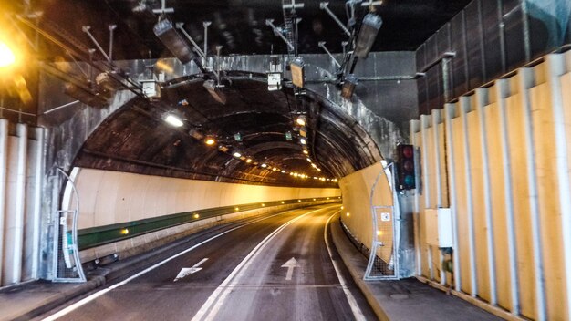 Foto trilhas de luzes iluminadas na estrada da cidade à noite