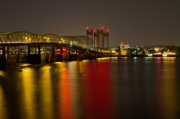 Foto trilhas leves na ponte de travessia do rio columbia