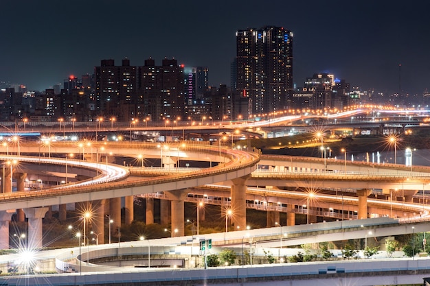 Trilhas para veículos leves na ponte de New Taipei - Ponte movimentada de Taipei após o expediente