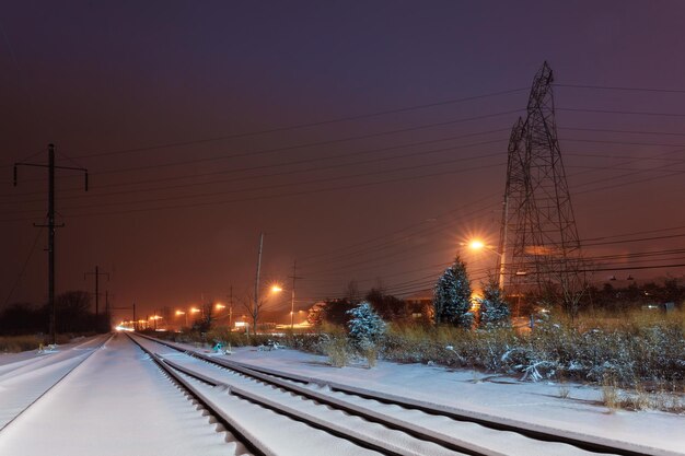 Trilho de estrada de ferro Terreno coberto de neve Trem de estrada