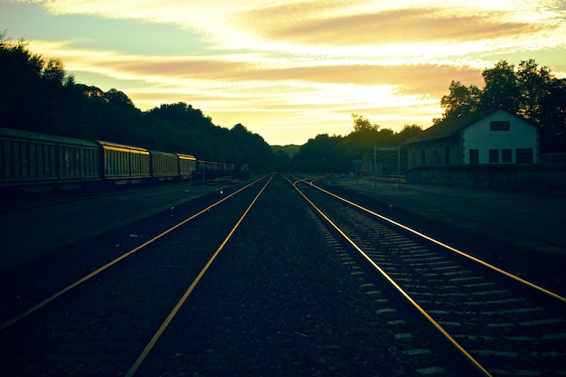 Trilho de trem com vista premium, fotografia ao ar livre