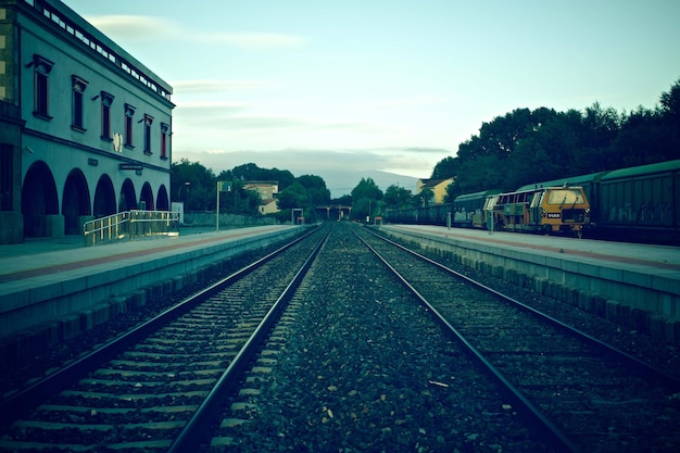 Trilho de trem com vista premium, fotografia ao ar livre