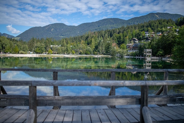 Trilhos da ponte de madeira sobre o lago kranjska gora