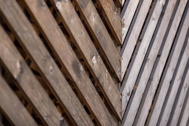 Trilhos de madeira para um celeiro com lenha.