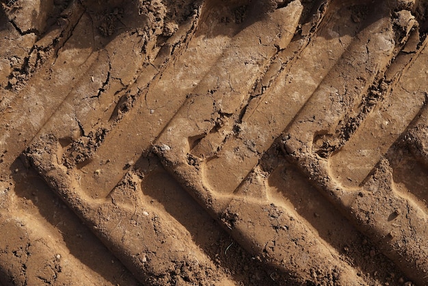 Trilhos de rodas em solo de terra