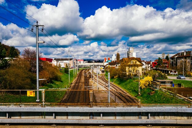 Trilhos de trem contra o céu nublado