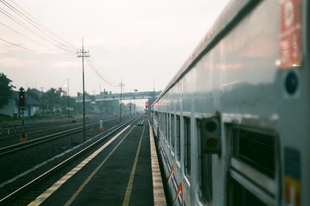 Trilhos de trem contra o céu