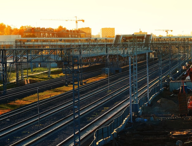 Trilhos de trem durante o fundo do pôr do sol dramático