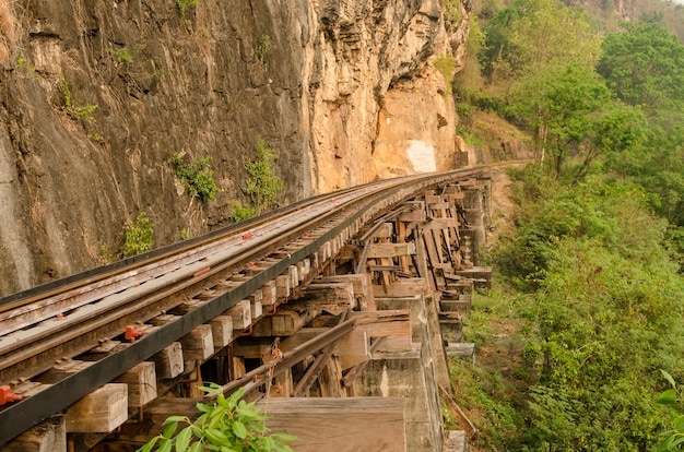 Trilhos de trem em áreas rurais, com o site natural, Tailândia