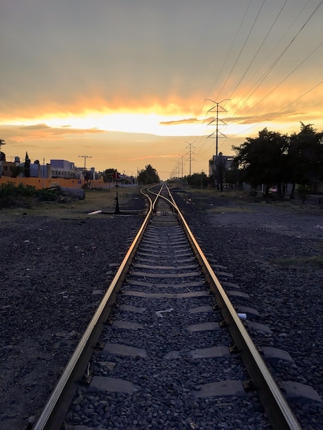 Trilhos de trem no pôr do sol trilhos de trem ao pôr do sol