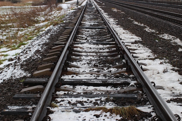 Trilhos de trem sujos no inverno