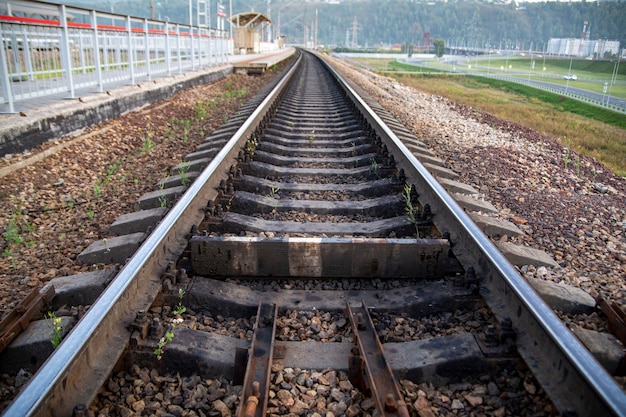 Foto trilhos na estação ferroviária.