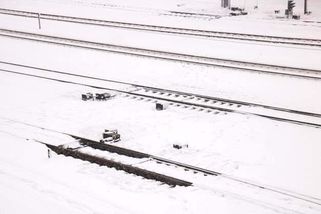 Trilhos para trem na neve closeup