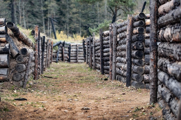 Trincheras militares hechas en el suelo durante la guerra.