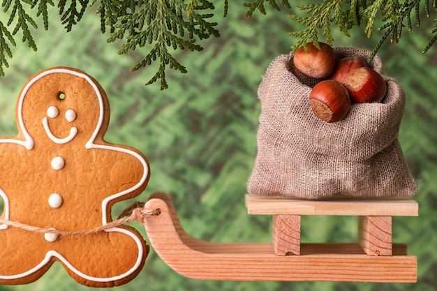 Trineo de madera con una bolsa de nueces. Concepto de navidad