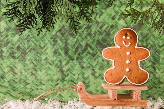 Foto trineo de madera con pan de jengibre. concepto de navidad