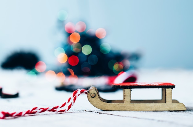 Trineo de Santa Claus con nieve con adornos de Navidad, fondo de Navidad