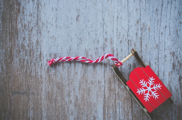 Trineo de Santa Claus con nieve con adornos de Navidad, fondo de Navidad