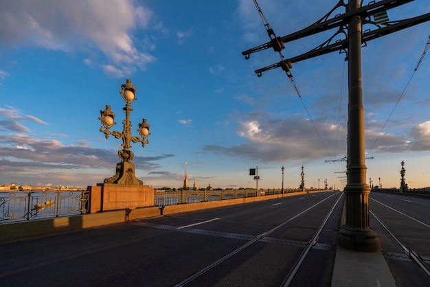 Trinity Bridge und Blick auf die Wassiljewski-Insel und die Peter-und-Paul-Festung St. Petersburg Russland