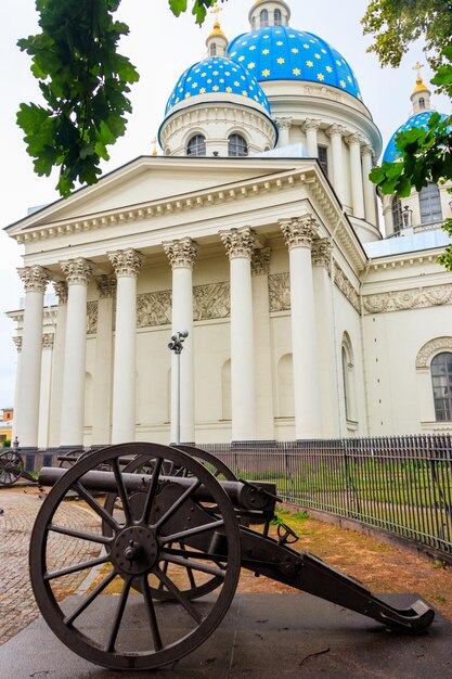 Trinity Cathedral con los viejos cañones turcos frente a San Petersburgo Rusia