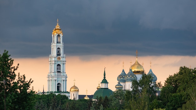 Trinity Lavra de St. Sergius à luz do entardecer (Sergiyev Posad, Rússia)