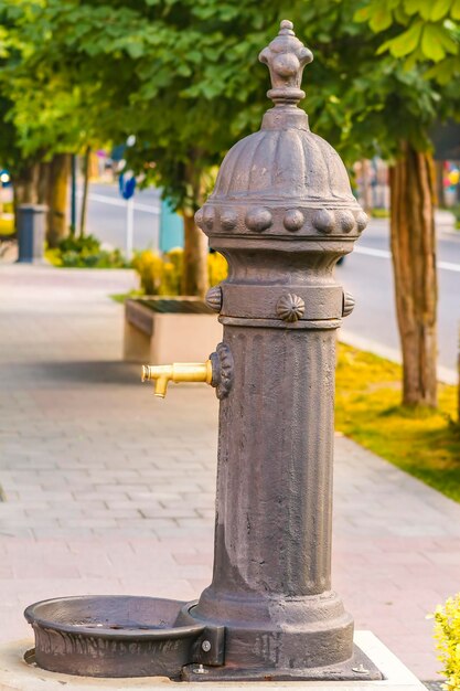 Trinkbrunnen auf dem Bürgersteig in der Stadt