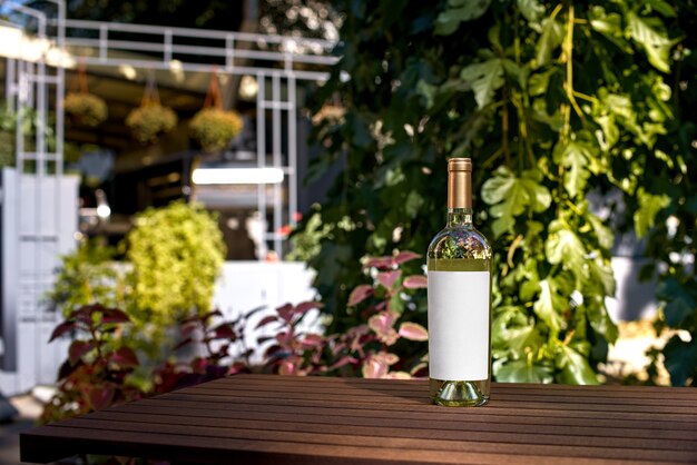 Trinken, Alkoholkonzept. Weinflasche auf Holztisch der Restaurantterrasse.