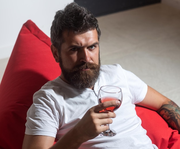 Trinken allein Alkoholsucht ernsthafter Mann mit einem Glas Wein lässig Hipster-Porträt