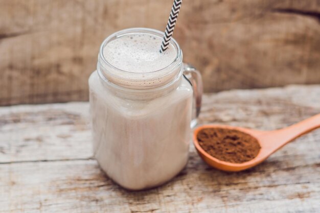 Trinken Sie aus Johannisbrot und Kerobpulver in einem Holzlöffel