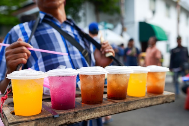 Trinken Sie bunte Getränke auf der Straße