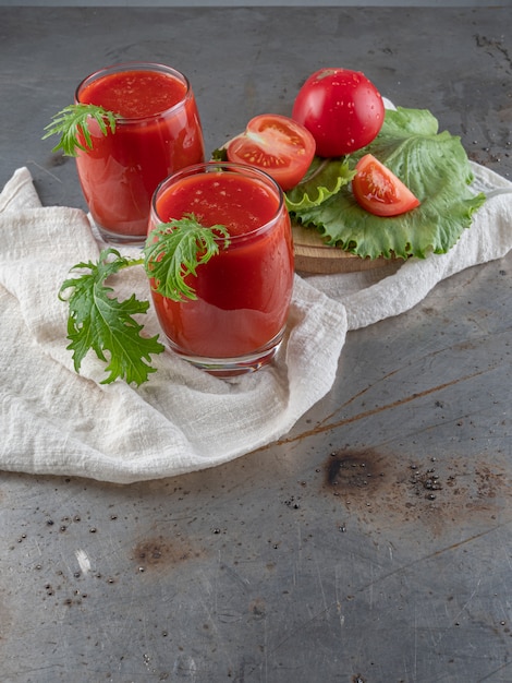 Foto trinken sie frische tomaten.