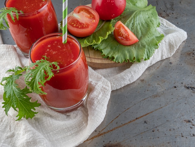 Trinken Sie frische Tomaten.