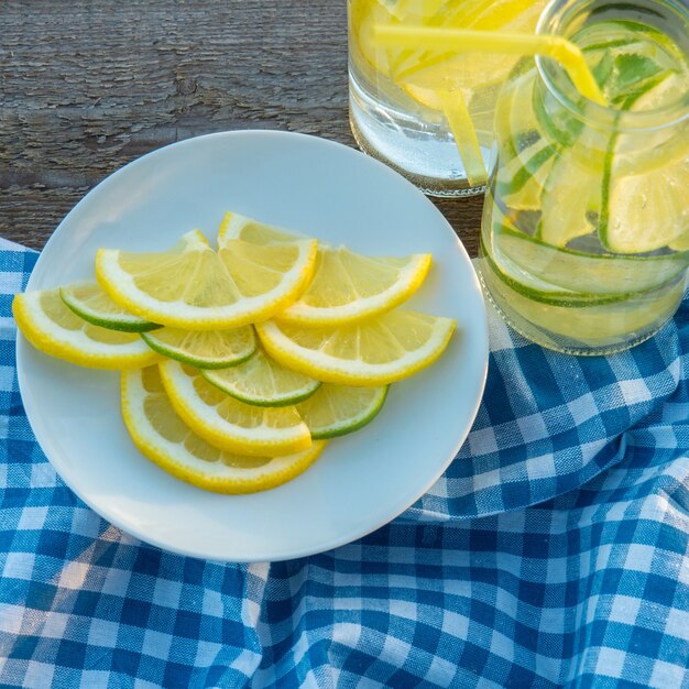 Trinken Sie frische Zitrone