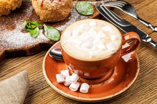 Trinken Sie heiße Schokolade und Marshmallows Marshmallows neben Attributen