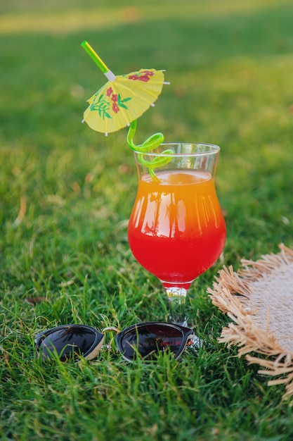 Trinken Sie im Urlaub einen Cocktail.