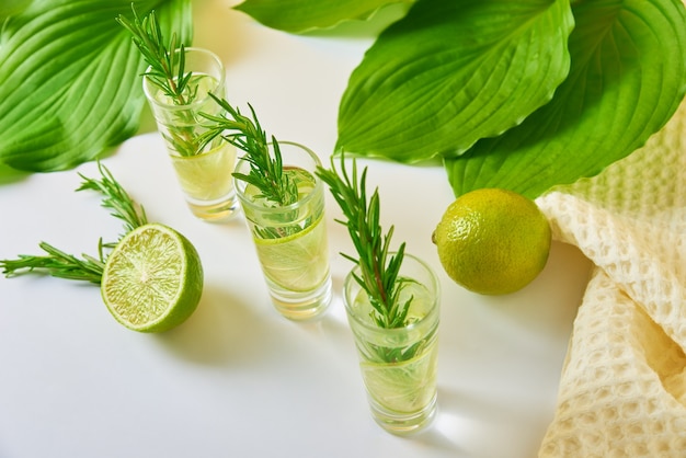 Trinken Sie mit Limette und Rosmarin auf dem Tisch