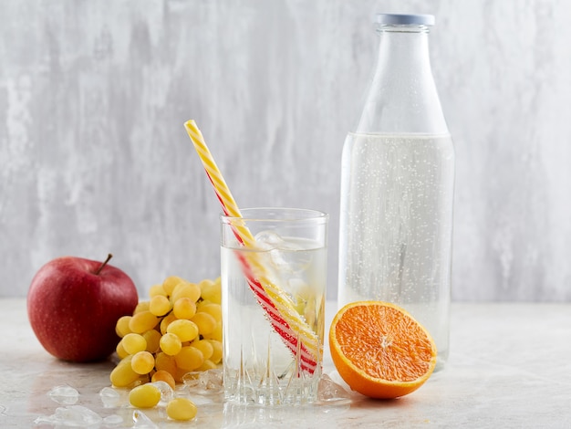 Trinken Sie Soda mit Früchten