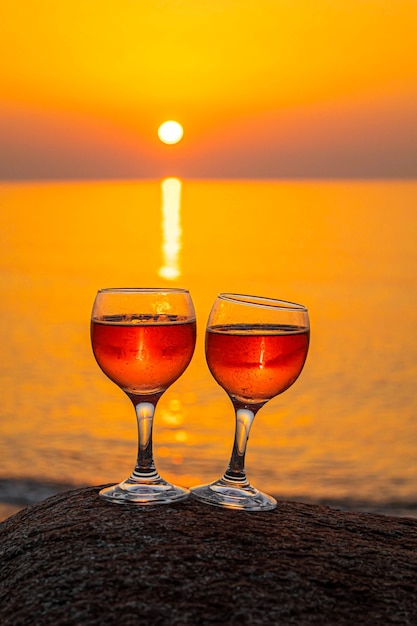 Trinken Sie Wein am Meer. Selektiver Fokus.