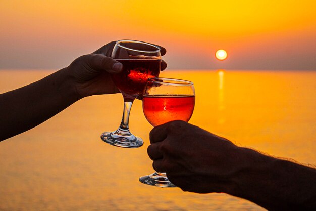 Trinken Sie Wein am Meer. Selektiver Fokus.