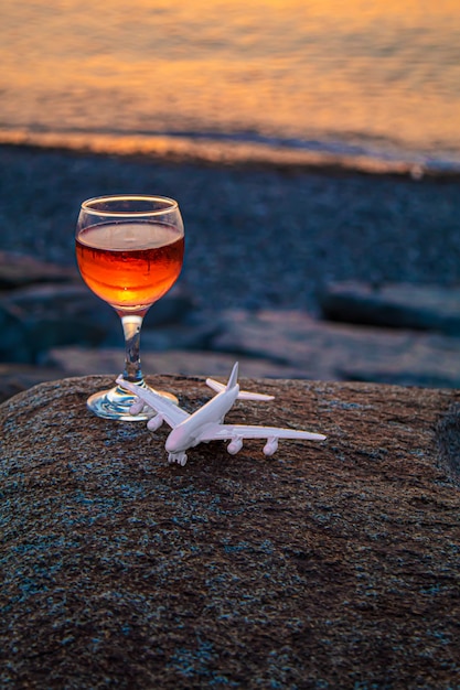 Trinken Sie Wein am Meer. Selektiver Fokus.