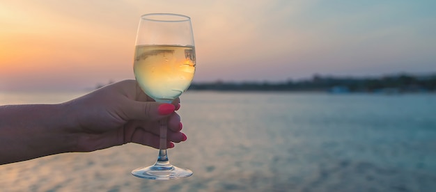 Trinken Sie Wein am Meer.