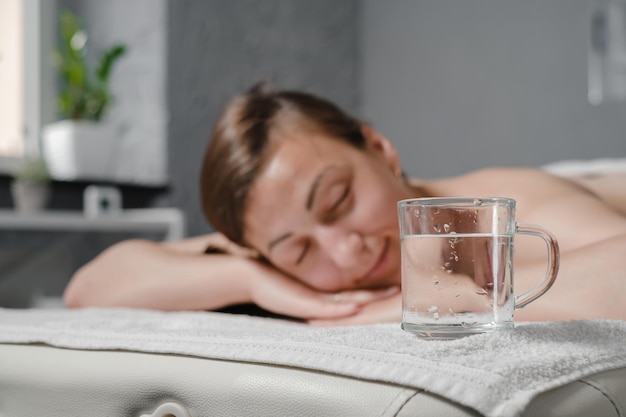 Trinken von sauberem Wasser nach der Dehydrierung der Massagetherapie