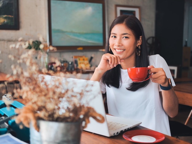 Trinkender Kaffee der Asiatin im Kaffeestube-Café