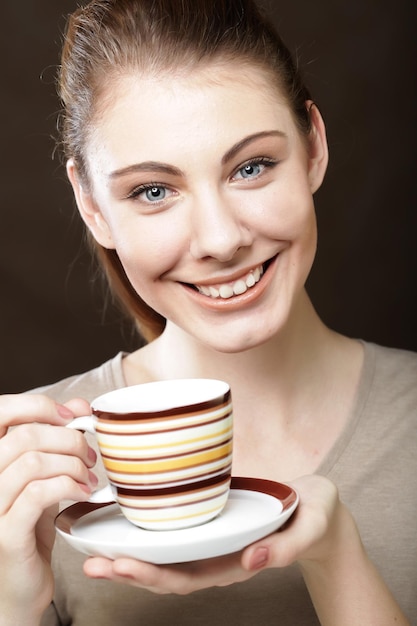 Trinkender Kaffee der jungen hübschen Frau