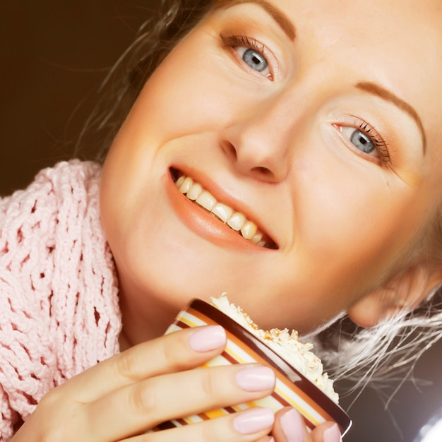 Trinkender Kaffee der schönen Frau