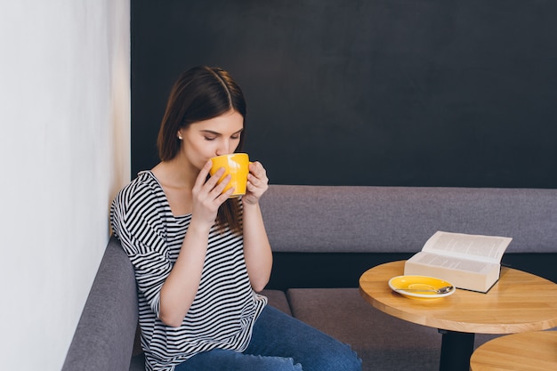 Trinkender Kaffee des Mädchens in einer Kaffeestube