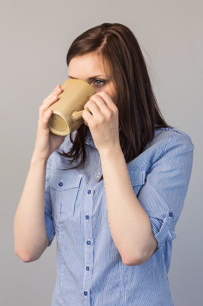 Trinkender Kaffee des nachdenklichen hübschen Brunette