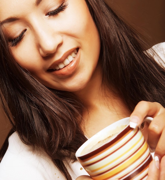 Foto trinkender kaffee oder tee der asiatin