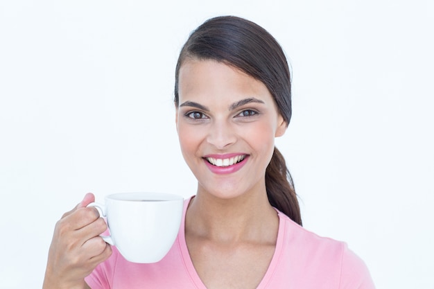 Trinkender Tasse Kaffee des hübschen Brunette