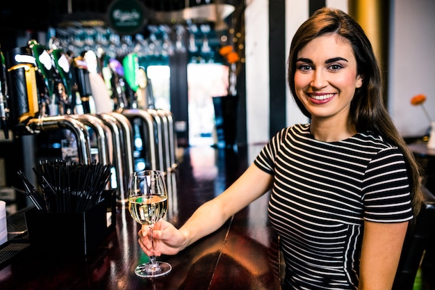 Trinkender Wein der attraktiven Frau in einer Bar